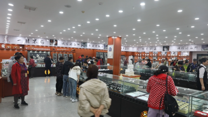 永興中國白銀文化坊 銀光閃耀引客來，特色飾品銷售火
